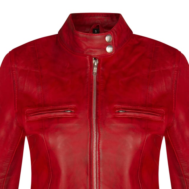 Mejora tu estilo con nuestra chaqueta de motociclista de cuero para mujer, una pieza atemporal que rezuma vanguardia y sofisticación. Esta chaqueta, confeccionada con un cuero increíblemente suave, ofrece una sensación de lujo y un aspecto resistente que es perfecto para cualquier ocasión. Ya sea que estés en la carretera o simplemente paseando por la ciudad, esta chaqueta de motociclista de cuero es la opción perfecta para hacer una declaración de moda audaz. Su combinación de elementos de diseño clásico y comodidad moderna la convierte en una incorporación imprescindible para cualquier guardarropa. Cuello alto con cierre de dos botones para una estética clásica de motociclista. Dos bolsillos en el pecho añaden funcionalidad y estilo a la chaqueta. Los accesorios plateados brindan un elegante contraste con el cuero. El forro interior de satén garantiza comodidad y un ajuste suave. El cuero suave no solo se ve genial, sino que también se siente excepcionalmente cómodo contra la piel.