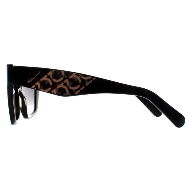 Las gafas de sol Salvatore Ferragamo SF1081SE 001 negras con degradado gris son una verdadera encarnaciÃ³n del lujo y la sofisticaciÃ³n italianos. Elaboradas con una meticulosa atenciÃ³n al detalle, estas gafas de sol cuentan con una impresionante montura de acetato adornada con intrincados detalles y el icÃ³nico logotipo de Salvatore Ferragamo, que muestra la elegancia atemporal de la marca. Las lentes cuadradas de gran tamaÃ±o ofrecen estilo y protecciÃ³n contra los rayos UV, lo que le garantiza una imagen atrevida a la vez que protege sus ojos de los rayos daÃ±inos del sol.