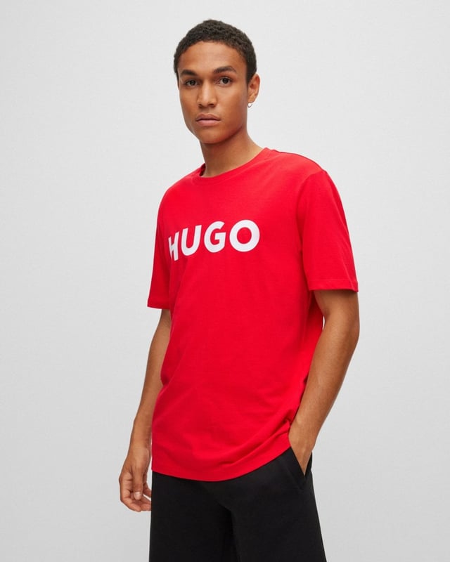 Offered in a straight fit, this T-shirt is crafted in pure-cotton jersey and printed with a contrasting HUGO logo across the chest.
Regular fitCrew neckShort sleeves
100% Cotton
50467556