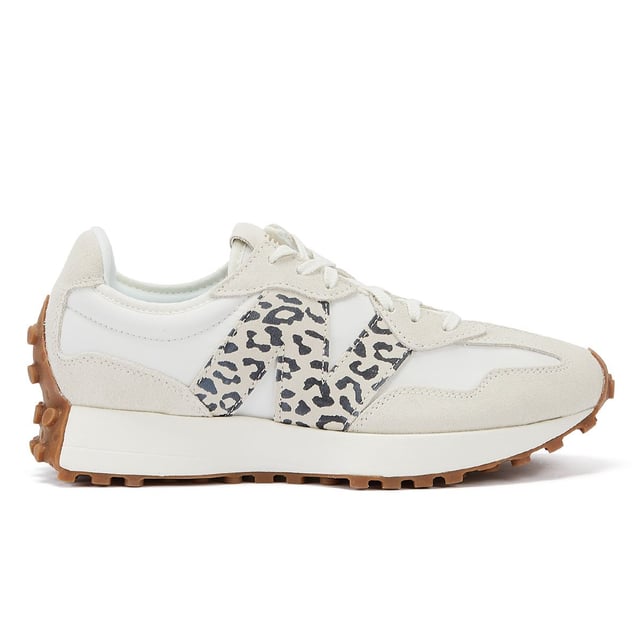 Wir präsentieren die stylischen New Balance 327 Animal Print Logo Sea Salt Sneakers mit einem fesselnden Leopardenmotiv, das das N-Logo ziert. Diese Trainer rühmen sich ein optisch ansprechendes Design mit einem getäfelten Obermaterial, fachmännisch mit Premium-Wildleder überlagert. Entdecken Sie die perfekte Mischung aus Mode und Komfort mit den New Balance 327 Leopard Sea Salt Sneakers.