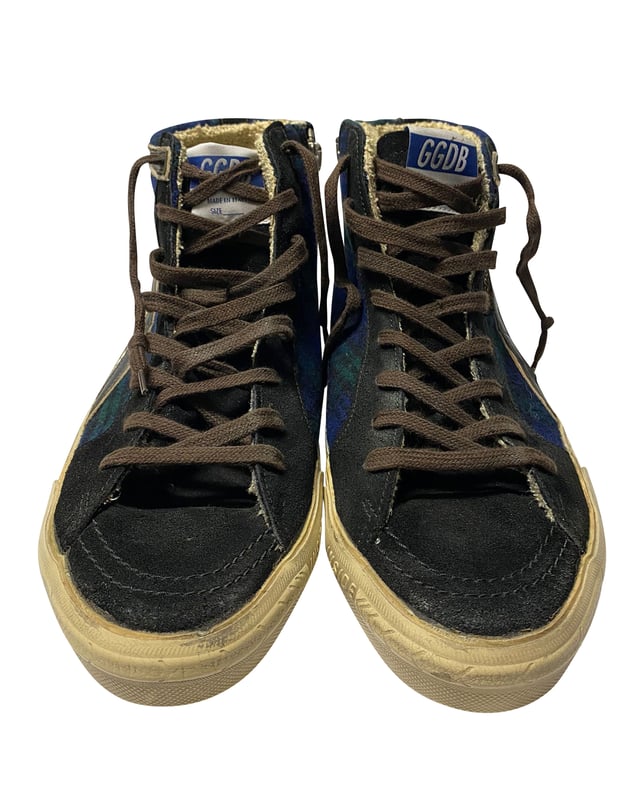 VINTAGE, UVP WIE NEU  
Diese Slide Sneakers von Golden Goose bestehen aus Wildleder und Leder. Sie verfügen über einen Tartanmuster, eine Schnürung vorne mit seitlichem Reißverschluss, eine metallische Lederstern-Applikation, ein seitliches geprägtes Logo in goldfarbener Ausführung und eine stark abgenutzte, zerkratzte und markierte Sohle.  

Golden Goose Slide Tartan High Top Sneakers aus blauem Wildleder  
Zustand: Sehr gut  
Farbe: Blau  
Material: Wildleder  
Größe: 42  
Hinweis auf Gebrauchsspuren: Ja  
SKU: 94455