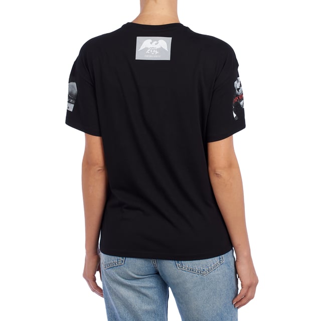 Camiseta de corte relajado y estilo contemporáneo de la marca Emporio Armani, con un diseño de cuello redondo y manga corta. 

La prenda destaca por su estampado de múltiples en la parte frontal, que combinan elementos gráficos y fotografías en tonos monocromáticos y detalles en color, creando un efecto visual moderno y artístico. 

En el centro del diseño se encuentra el icónico logotipo de Emporio Armani, que aporta un toque distintivo de la marca. 

Confeccionada en algodón de alta calidad, esta camiseta es ideal para quienes buscan una pieza versátil y llamativa que combine comodidad con estilo urbano y sofisticado.
 Composición: 100% Algodón
 Cuidados:
- Lavar en máquina en ciclo suave.
- Evitar el uso de la secadora,
- Planchar a baja temperatura.