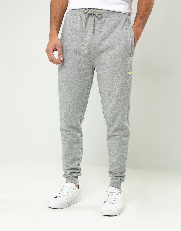 A must have addition to your wardrobe, these joggers from Threadbare have a ribbed elasticated waistband with a drawstring and feature side pockets and elasticated cuffs for that tapered look. Cut in a regular fit, these joggers are built for comfort without compromising on style.The cotton blend fabric ensures a really comfortable feel. Add a hoody and a padded gilet and team with trainers for effortless style that's clean and casual. Other colours and matching items available.