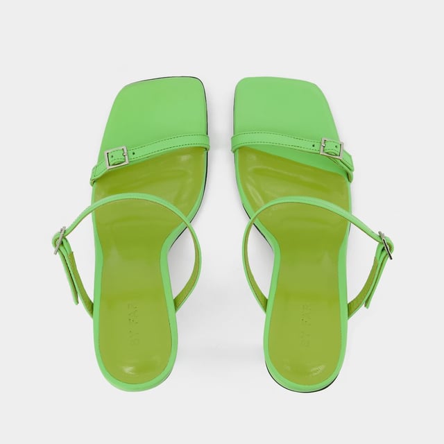 By Far Estos mules minimalistas de pueden llevar con todos tus conjuntos, con pantalones o con un vestido para un poco más de altura. Nos encantan por su doble hebilla que alarga la silueta. Altura del tacón: 8 cm. Colores: Verde - Verde fresco. Material principal: piel de ternero lisa. Material de la suela: cuero. Material del forro: cuero. Cierre: fácil de poner. Forma de la puntera: cuadrada abierta. Ajuste: fiel a la talla - Tallaje: europeo.