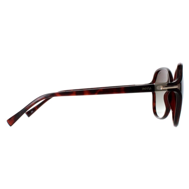 INVU Square Womens Warm Demi Brown Tortoise Brown Polarized B2114 Zonnebril Ontdek tijdloze verfijning met de INVU Designer Zonnebril model B2114B, ontworpen voor vrouwen die graag opvallen. Deze stijlvolle zonnebril heeft een vierkant tortoise bruin kunststof montuur, prachtig gecombineerd met bruine gepolariseerde glazen. Het B2114B model biedt de perfecte mix van klassieke elegantie en moderne functionaliteit, met superieure UV-bescherming en de hele dag door comfort. Deze eersteklas zonnebril is verkrijgbaar tegen een opmerkelijke korting op de normale verkoopprijs en is een essentiële aanvulling op elke fashion-forward garderobe. Verhoog je look en geniet van een luxueuze stijl voor minder met INVU.