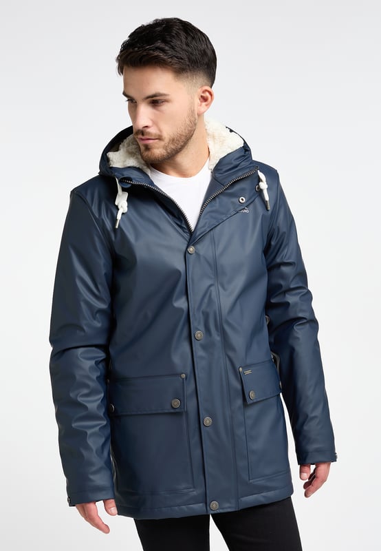Eine für alles! Die kilata Regenjacke von ICEBOUND hält Sie nicht nur trocken, sondern auch warm. Verantwortlich dafür ist das kuschelweiche Webpelzfutter in Teddyoptik, das sich auch in der Kapuze wiederfindet. Von außen betrachtet sind es die versiegelten Nähte und das beschichtete Obermaterial, das Sie vor Regen und Nässe schützt. Die große Kapuze mit Tunnelzug und Kordel, verstellbare Ärmelenden, der sicher verdeckte Reißverschluss sowie die geräumigen Pattentaschen, die auch gleichzeitig als seitliche Eingrifftaschen dienen, runden die Sorglos-Performance der marinefarbenen Jacke gelungen ab.  Regenjacke mit Webpelzfutter in Teddyoptik