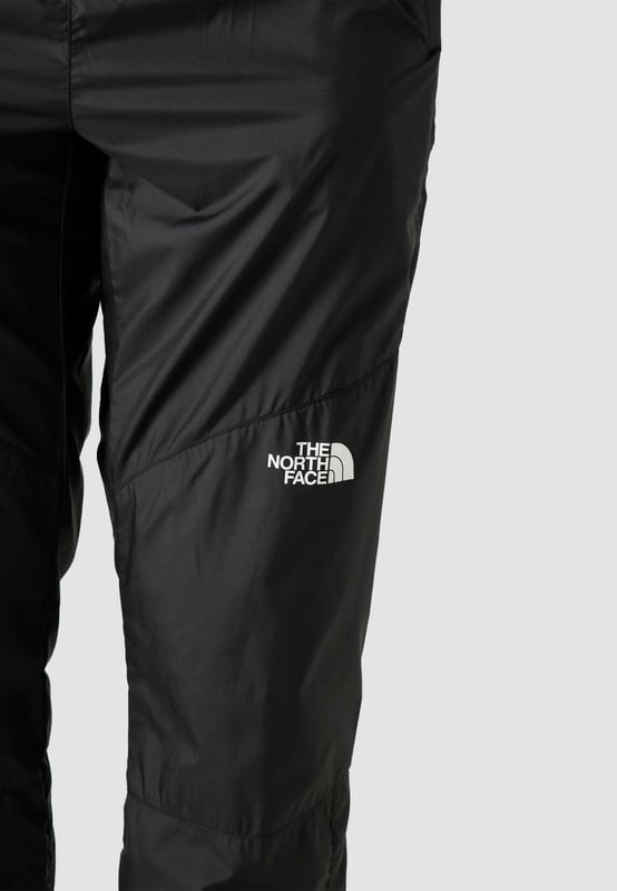 The North Face creates pieces that were designed for the outdoors. These Hydrenaline 2000 pants are made to ensure that the weather doesn’t ever stop you. Made with a water-shedding durable finish and a wind-blocking WindWall™ technology to keep you both warm and dry. Made with plenty of pockets and added flexibility, they’re perfect for hiking and climbing. 100% Recycled Polyester. Elasticated Waistband. 2 Hand Pockets. Printed Branding.
