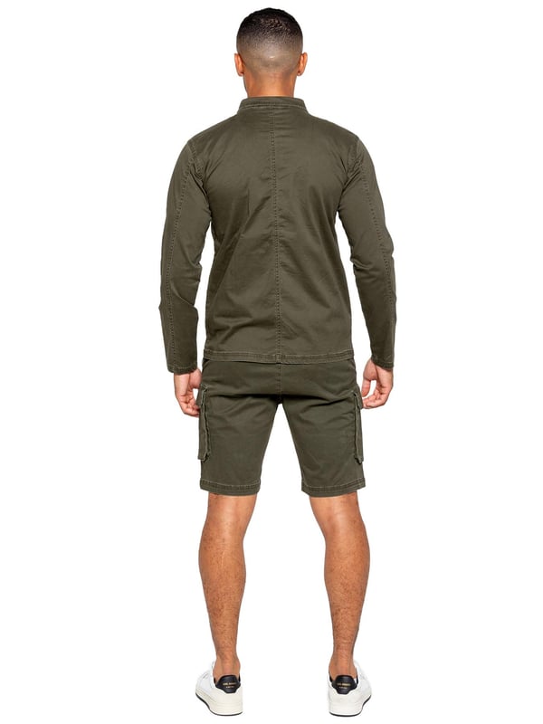 Conjunto de ropa Enzo Mens Cargo. Manga larga, cremallera, cuello, sobrecamisa carga. Dos bolsillos de carga planos delanteros con cierre Velcro. Dos bolsillos laterales. Adornos cosidos en mangas y dobladillo. Conjunto completado con pantalones cortos de carga. Cintura elástica con cordón ajustable. 5 Diseño de bolsillo. 2 bolsillos laterales, 2 bolsillos cargo con cierre Velcro. Bolsillo trasero único con costura. Media altura, pantalones cortos de ajuste regular.