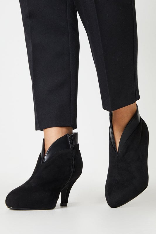 Introducing our sleek and stylish black leather ankle boot, designed to elevate your footwear game. Crafted with precision, these snug-fitting boots feature a pointed toe for a touch of sophistication. Made from high-quality leather, they offer both durability and comfort, making them the perfect choice for any occasion. Step out in confidence and make a statement with these timeless black leather ankle boots.