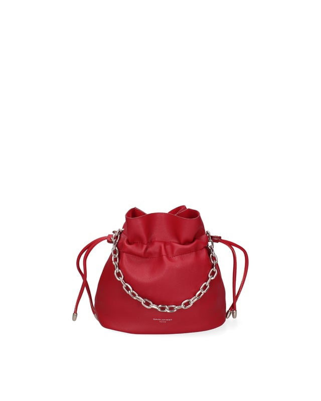 Bolso tipo bombonera para mujer. El cierre es con cremallera. Los bolsillos internos son uno con cremallera y otro abierto. Los bolsillos externos están ausentes. La correa para el hombro es ajustable y extraíble. El mango es de cadena. Hay un compartimento interno. El material exterior es PVC. Internamente está forrado en poliéster. Medidas: 22x24x12 cm. Producto de moda