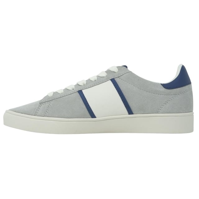 Fred Perry Spencer Suede Tipping Zapatillas de deporte grises para hombre. Fred Perry Spencer Suede Tipping Zapatillas de deporte grises para hombre. Estilo: B9156 681. Logotipo de la marca en la lengua. Zapatillas con cierre de encaje. Insignia de la marca en el lateral del zapato.