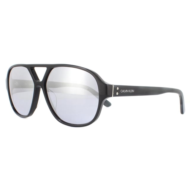Las gafas de sol Calvin Klein CK18504S 001 Black Grey son de estilo retro con un elegante logotipo de Calvin Klein en las patillas.