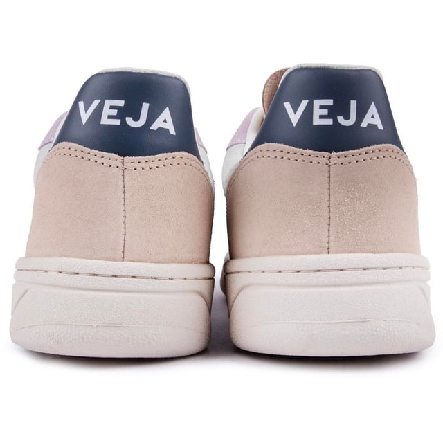 Een iconische sneaker in een gloednieuwe pastelkleur. de V10 suède en leren damessneaker van het cultmerk Veja zal je look zeker opvrolijken dit seizoen. Het klassieke silhouet is vervaardigd met behulp van ecologische en duurzame methoden in Brazilië en aangevuld met zachtgekleurde details en een wit V-logodetail.
