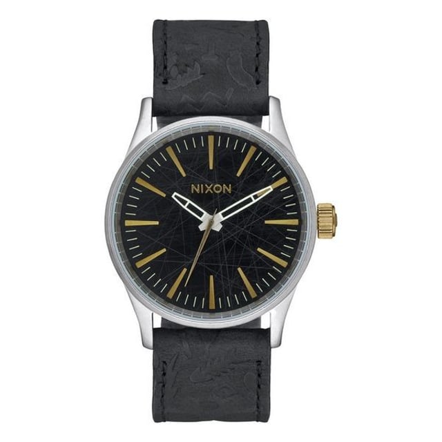 Wenn Sie die neuesten Trends in Mode und Accessoires verfolgen, kaufen Sie die Nixon Uhr Herren A377-2222-00 (38 mm) zum besten Preis. Geschlecht: Männlich Uhrwerk: Quarz Material Gehäuse: Stahl Armbandmaterial: Leder Zifferblattfarbe: Schwarz Glas: Mineral Verschlussart: Schnalle Wasserdicht: 10 atm Gehäusedurchmesser: 38 mm Enthält Markenetui