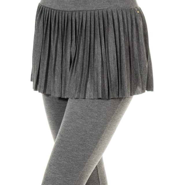 Leggin Elástico.
 Color Gris
Aplicación de mini falda plisada, en la cinturilla a tono. 
Cinturilla con goma elástica interior confeccionado en tejido acanalado a tono.
Aplicación metálica personalizada por la marca, en el lateral frontal. 
Costuras vistas a tono.

Composición:  46% Viscosa, 46% Poliéster, 8% Elastano

- Lavar máximo a 40ºC.
- Planchar a media temperatura, máx. 110ºC.
- Permite usar secadora.
- No usar lejía.
- No admite el  lavado en seco.