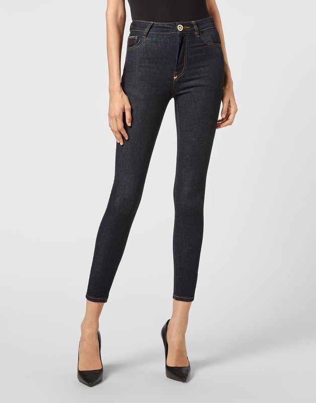 Pantalones de 5 bolsillos en denim elástico lavado a la piedra con el bordado de lurex de Skull&Bones en los bolsillos traseros. Cierre de un solo botón metálico.Fondo: 28 cm. Corte: Skinny.