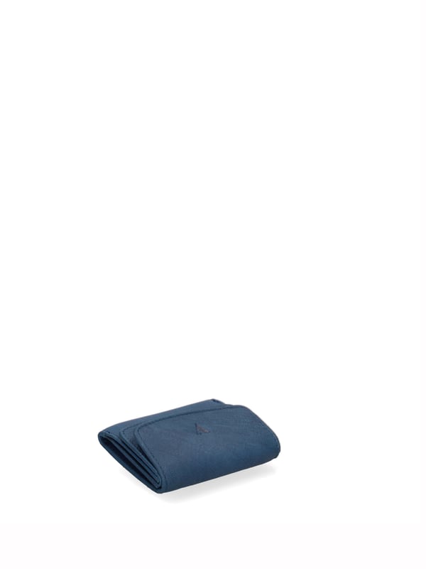 Cartera de hombre. El cierre es con botón de presión. Los bolsillos internos son tarjeteros y porta billetes. Los bolsillos externos son uno frontal con botón magnético. Falta la correa para el hombro. Falta el mango. Hay un compartimento interno. El material exterior es 100% Piel Auténtica. Internamente está forrado en piel auténtica. Medidas: 9x7,5x2 cm. Producto de moda