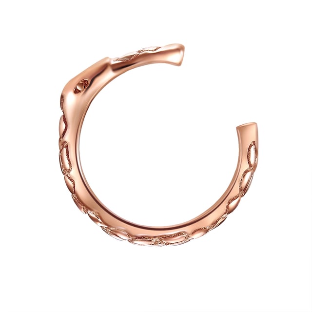 The popular Earcuffs - also known as ear clamps - are the IT places of the season and in the jewelry box of every fashionista. The big advantage of this earrings variant: You can simply put ear clamps on the desired point of the ear cup and do not need an ear hole - earcuffs work without plug and closure. This model of the Lawpiece of Munich is also made for your ear. The ear clamp is made of sterling silver and refined with rose gold. Coaster is the hammered structure of the surface-a great accent in combination with other ear accessories in a stacking look.