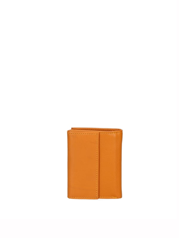 Cartera de hombre. El cierre es con botón de presión. Los bolsillos internos son tarjeteros y porta billetes. Los bolsillos exteriores son uno trasero con clip. Falta la correa para el hombro. Falta el mango. Hay un compartimento interno. El material exterior es 100% Piel Auténtica. Internamente está forrado en piel auténtica. Medidas: 8x10x2 cm. Producto de moda
