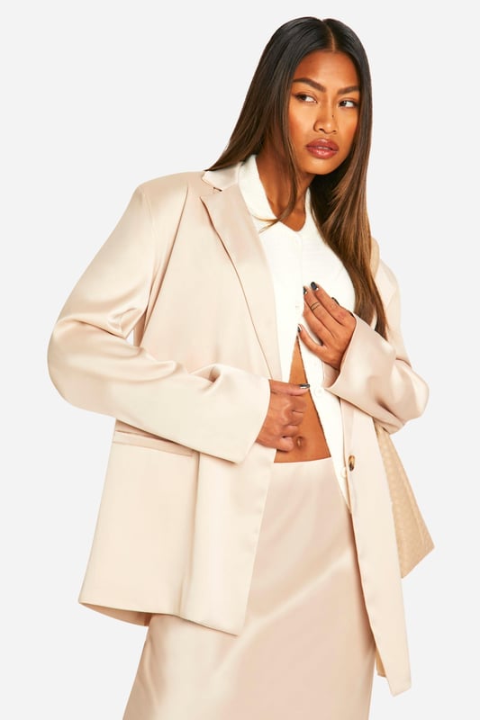 The trend for oversized blazers is going nowhere and this classic style will add a polished touch to any look, from jeans and t-shirt combos to more formal dresses. If you're feeling especially daring, try pairing it with leather pants or a mini skirt. This jacket is cut to resemble a suit jacket but a little more casual making it a great all-rounder to have in your jacket collection.Style: BlazerDesign: PlainFabric: SatinLength: LonglineNeckline: CollaredSleeve Length: Long Sleeve