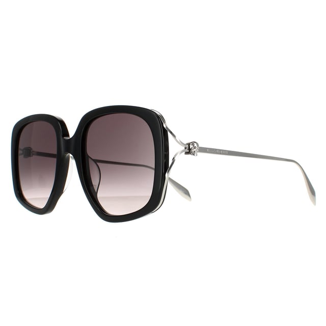 Las gafas de sol Alexander McQueen Square para mujer am0374s en degradado gris plateado negro son unas elegantes gafas cuadradas fabricadas en acetato ligero. El logotipo de Alexander McQueen está incrustado en las patillas para garantizar la autenticidad de la marca.