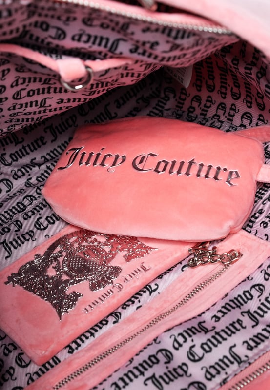 Bolso Tote de Terciopelo Rosa Juicy Couture: Elegancia atemporal

Un clásico atemporal, este bolso tote Juicy Couture en suave terciopelo rosa es un imprescindible para toda mujer. El icónico logotipo adornado con brillantes cristales añade un toque de glamour, por lo que es perfecto para cualquier ocasión, desde el trabajo hasta el ocio.

Dimensiones: 36,5 x 15 x 26,5 cm