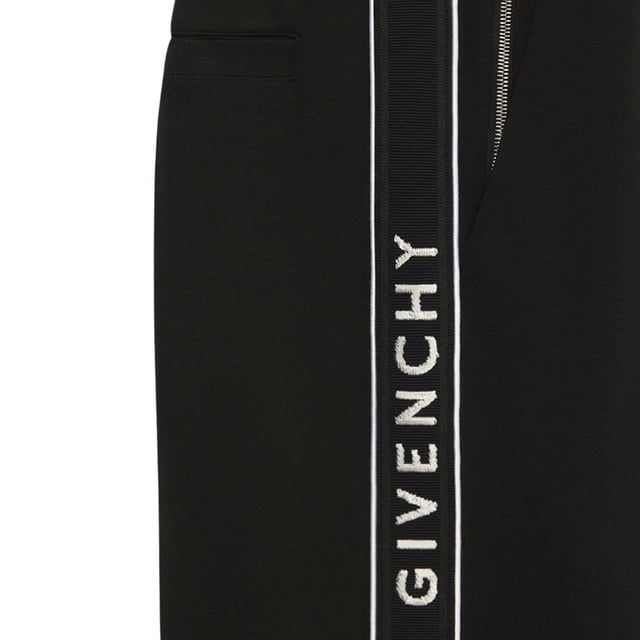 Eleva tu estilo con los pantalones cortos negros. Estos comodos pantalones cortos de Givenchy Black ofrecen un look elegante y versatil, perfecto para cualquier ocasion. Ya sea que vayas al gimnasio o hagas recados, estos pantalones cortos brindan estilo y funcionalidad. !Renueva tu guardarropa hoy!, 100% Algodon, Cinturilla elastica, Bolsillos grandes en la espalda, Bajo con marca, Shorts negros, Ropa urbana
