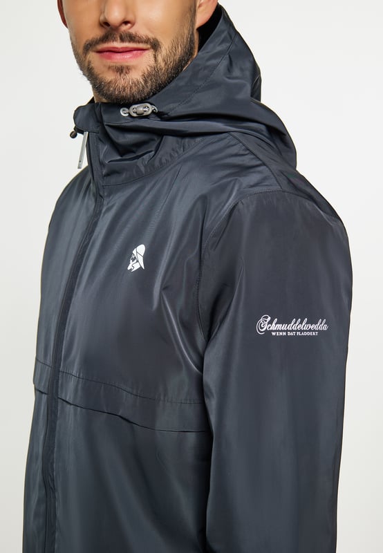 Diese wasserdichte Übergangsjacke hat eine normale Passform, einen Reißverschluss vorne und einen Stehkragen. Es verfügt über lange Ärmel, eine verstellbare Kapuze mit Kordelzug, elastische Bündchen und zwei Taschen für zusätzliche Funktionalität. Jacke aus 3000 mm wasserdichtem Material. Der schlichte Schnitt wird durch das Markenlogo auf der Brust stilvoll hervorgehoben. Perfekt für Outdoor-Abenteuer.  Regenjacke
