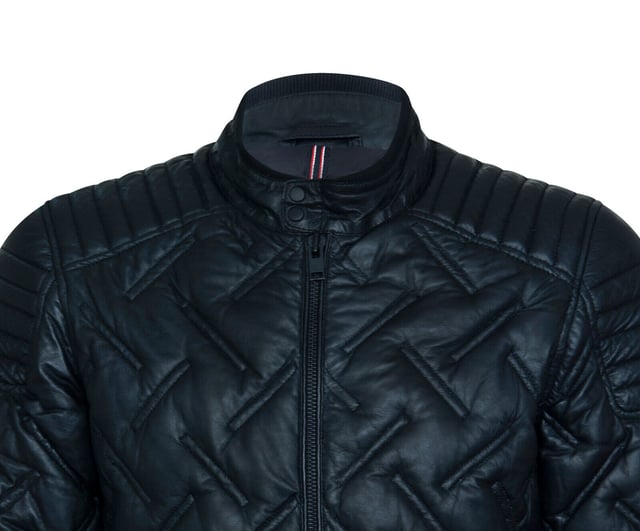 Presentamos nuestra muy esperada gama Infinity Signature, la culminación de dos años de artesanía e innovación dedicadas. Nuestra última incorporación, la notable chaqueta acolchada de cuero, personifica el lujo y la funcionalidad. Confeccionada con la mejor piel de napa de oveja, sus costuras acolchadas diagonales alternas la distinguen, asegurando tanto estilo como calidez. La cremallera UMZ que se extiende hasta un cuello alto con cierre de botón agrega un toque elegante, junto con bolsillos calientamanos con cremallera. El interior completamente forrado de nailon cuenta con dos bolsillos verticales con cremallera y un bolsillo para el teléfono, lo que brinda comodidad mientras viaja. Prepárese para experimentar la sofisticación y la durabilidad como nunca antes con nuestra gama Infinity Signature. Características principales del diseño: Cuero napa de oveja de la más alta calidad: elaborado con el mejor cuero napa de oveja para una calidad superior. Acolchado aislante innovador: las costuras de acolchado diagonales alternas garantizan estilo y calidez. Accesorios y elementos de diseño de primera calidad: la cremallera UMZ, el cuello alto con cierre de tachuelas y los bolsillos calientamanos con cremallera añaden sofisticación. Equipado con dos bolsillos calientamanos con cremallera: opciones de almacenamiento convenientes para calidez y estilo. Interior completamente forrado de nailon con múltiples bolsillos: brinda comodidad en movimiento con dos bolsillos verticales con cremallera y un bolsillo para teléfono