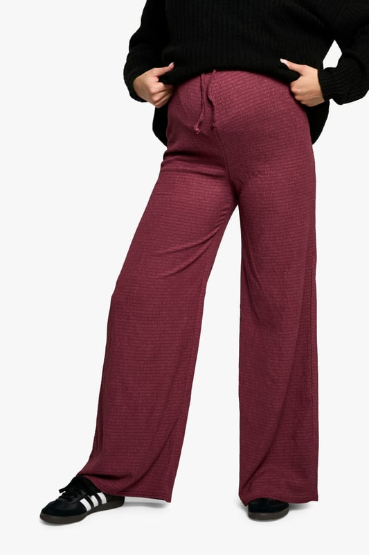 Calling all baby mamas. Style up your bump with a pair of maternity trousers, complete with an elasticated waist to fit your changing body throughout pregnancy. From maternity joggers to black maternity trousers, we've got all you mums to be covered. Whether you're heading on a mate date or running errands, this pair would look fierce with chunky trainers and a slogan t-shirt. Wanna keep cosy? Team with an oversized hoodie and you're good to go. Whatever your vibe, this is a style you need in your pre-pregnancy wardrobe. Style: Wide Leg TrousersFabric: PlisseLength: Regular