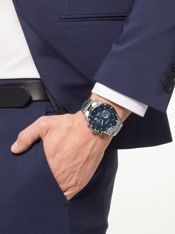 Diese Citizen  Chronograph Uhr für  Herren ist das perfekte Accessoire zum tragen oder verschenken. Ihr Silber 42 mm Rund Gehäuse kombiniert mit dem bequemen Silber Armband aus  Titan garantiert, dass Sie diese atemberaubende Uhr kompromisslos genießen werden. Angetrieben von einem hochwertigen Eco-Drive Uhrwerk und wasserdicht bis 10 bars, läuft Ihre Uhr stets weiter. Diese Sportliche Uhr verfügt über eine Eco-Drive-Technologie (wird von jeder Lichtquelle aufgeladen; benötigt keine Batterie) -Diese Chronograph Uhr verfügt über eine Kalenderfunktion: Datum, Solar , Stoppuhr, 24-Stunden-Anzeige, Leuchtziffern, Leuchtzeiger Diese hochwertige Uhr hat ein Silber Edelstahl Band ( 21 cm Länge und 21 mm Breite) mit einer Faltschließe mit Druckverschluss Gehäusedurchmesser: 42 mm,Gehäuse Höhe: 12 mm, Gehäusefarbe: Silber Zifferblattfarbe: Blau
