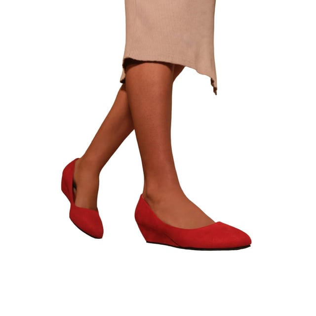 Where's That From - Damen Pumps "Kieran", Wildleder (Rot) Obermaterial: Wildleder. Marke: Where's That From. Laufsohle: Gummi, Traktionsgriff. Gewebetechnik: langlebig. Absatz: Plattform mit Niedrigem Keilabsatz. 5,08 cm. niedrig geschnitten. Design: Unifarben. Zehenstil: Spitz. Zum Anschlüpfen.