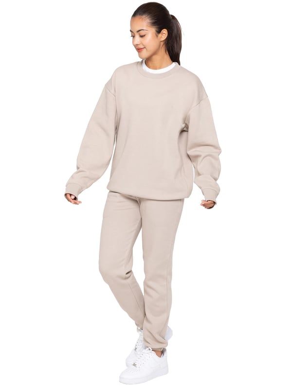 Enzo Women’s Oversized Sweatshirt and Relaxed Fit Joggers. Fashioned in Pure Fabric for Softness and Comfort. Joggers Feature 2 Side Slash Pockets. Brushed Back Inner Fleece Lining. Cuffed Leg Design. Elasticated Waist with drawstrings. Ideal to use for Casual and Work wear.