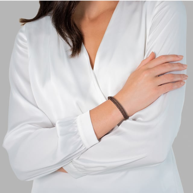 This casual unisex bracelet from Rafaela Donata, which not only inspires women, offers full leather. A double -raced, braided leather strap is entered into a strong liaison with the trendy stainless steel carabiner closure. Whether worn or in combination with delicate silver arm chain or colorful bracelets: This leather bracelet is a fashion statement for coolness and fits jeans as well as with a biker outfit or the attached vintage style. Try it out - your jewelry box has been waiting for this combination talent for a long time!
