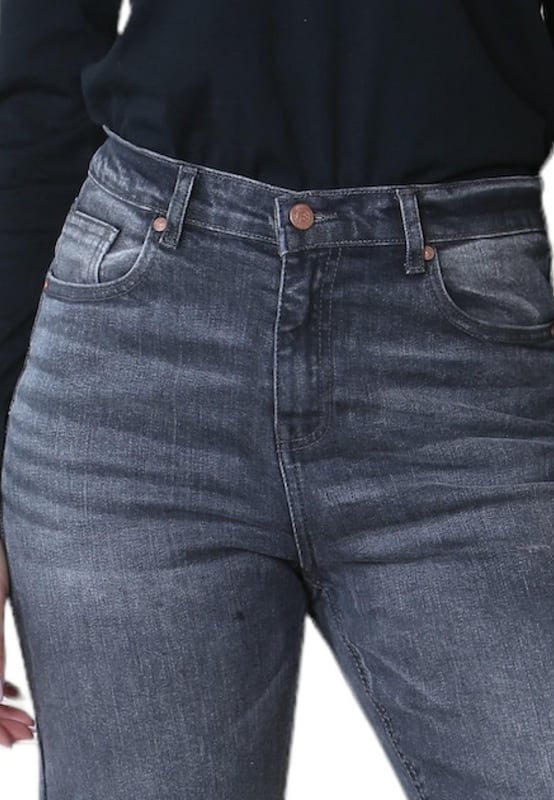 MYT Damen High Waisted Jeans mit weitem Bein sind aus hochwertigem Denim-Stoff gefertigt. Sie sitzt hoch und bequem auf der Taille mit einer dramatischen A-Linien-Bein-Silhouette, die sich nahtlos an Ihre Hüften anschmiegt.- -. Das Five-Pocket-Design sowie der Knopf- und Reißverschluss sorgen für klassische Akzente. Ein Markenetikett auf der Rückseite sorgt für ein charakteristisches Finish.- -. Der Stoff ist mit 2 % Elastan gemischt, was für leichte Bewegungsfreiheit und Komfort sorgt.- -. Das klassische, weite Bein und die gerade Passform dieser Damenjeans machen sie unglaublich vielseitig.- -. Kombinieren Sie sie mit Ihrer Lieblingsbluse oder einem lässigen T-Shirt.