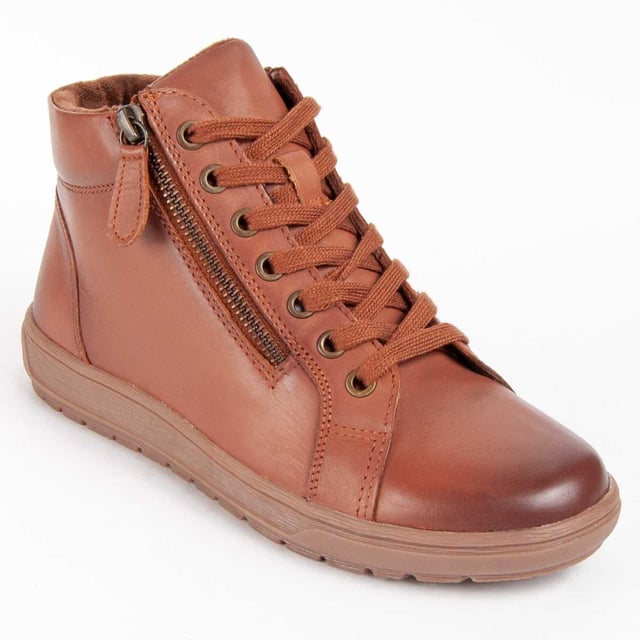 Garantía Purapiel, 10 años de garantía. Botín casual para mujer. Fabricado en cuero 100% natural libre de Cromo VI. Materiales de máxima calidad. Plantilla acolchada. Fabricado por otras marca para nuestra marca. Medidas aproximadas: 10 cm alto de caña y 8 cm ancho de caña.