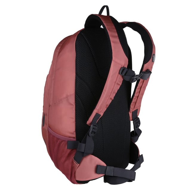 25 liters kapacitet. Slitstark 600D polyester. Ryggkonstruktion i luftnät. Komfortabla ryggremmar i luftnät. Invändig säkerhetsficka. Frontficka med dragkedja. Invändig nyckelklämma. Justerbar, glidande bröstsele. Justerbart höftbälte. Dragkedjor med enkelt grepp. 52 x 29 x 18 cm.