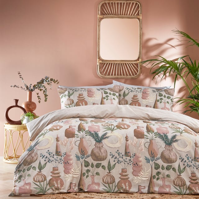 The on-trend Earthen duvet cover set is inspired by ceramics, vases and sculptures which are represented in unbelievable printed detail. The delicate, softer sprigs and dried palms add extra colour and life to this unmistakably homely design. Infused with natural clay colours, this set adds calming, tranquil and relaxing vibes to your bedroom, making it the ideal choice for a modern neutral interior.