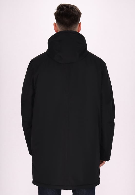 Ontdek de beste winterjas ontworpen voor lage temperaturen. Deze parka heeft een hoge kraag en een ritssluiting over de volledige lengte met drukknopen voor extra bescherming. Dankzij de verstelbare capuchon en lange mouwen zorgt hij voor warmte. Klepzakken verhogen de functionaliteit en het 5000 mm dikke waterdichte materiaal houdt je droog. Perfect voor een reis naar de bergen of een winteravontuur aan zee.  Winter parka