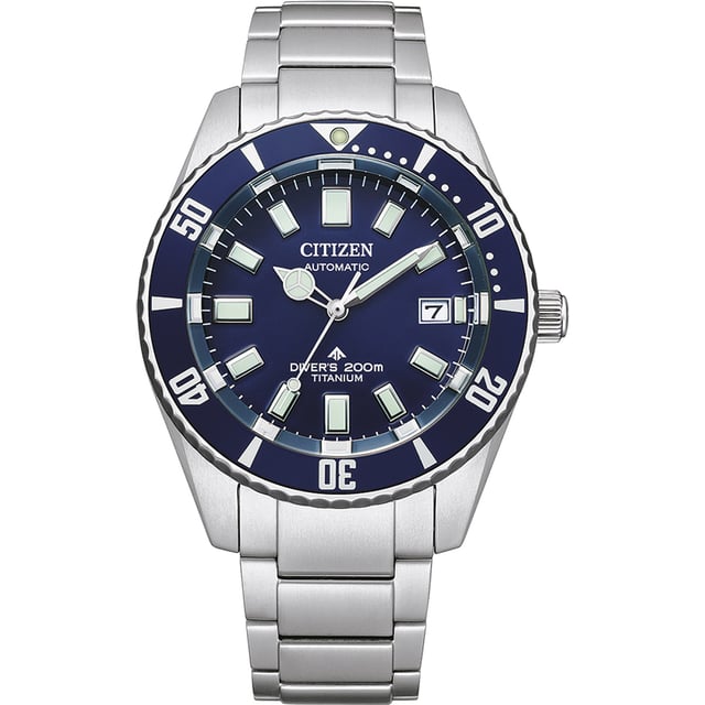 Diese Citizen Promaster Diver Analog Uhr für Herren ist das perfekte Zeitmesser, um sie zu tragen oder zu verschenken. Das silberne 41 mm runde Gehäuse kombiniert mit dem bequemen Silber-Titan-Armband sorgt dafür, dass Sie dieses atemberaubende Zeitmesser ohne Kompromisse genießen können. Angetrieben von einem hochwertigen Automatikwerk und wasserdicht bis 20 bar, wird Ihre Uhr weiterhin genau gehen. Diese Uhr verfügt über ein automatisches Uhrwerk (aufgeladen durch jede Bewegung Ihres Handgelenks; benötigt niemals eine Batterie) - Die Uhr hat eine Kalenderfunktion: Datum, leuchtende Zeiger, leuchtende Zahlen. Hochwertiges 21 cm langes und 21 mm breites Silber-Titan-Armband mit einer Klappschließe mit Druckknopf. Gehäusedurchmesser: 41 mm, Gehäusehöhe: 12 mm, Gehäusefarbe: Silber und Zifferblattfarbe: Blau.