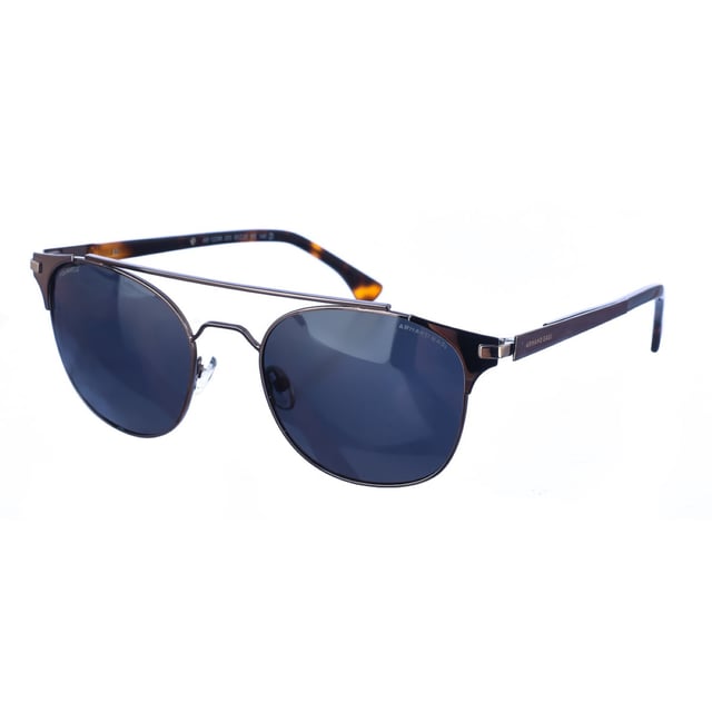 Gafas de sol Armand Basi con montura de metal.
 Color Plateado-habana
 Forma ovalada.
 Lentes de color Negro
 Patillas metalicas y acabado en acetato.
  Nombre de la marca grabado en la lente.
 Polarizada. 
 Incluye una funda de tela de protección.
Los colores reales del producto pueden variar ligeramente con respecto a los colores que muestra su monitor.
 
 Medidas  Ancho lente: 55 mm. Puente: 20 mm. Patillas: 145 mm.
 
 Limpiar las gafas con agua y jabón (neutro).
 - No utilice paños sucios o abrasivos, que puedan alterar las características de los filtros.
 - Utilice solo accesorios y repuestos originales.