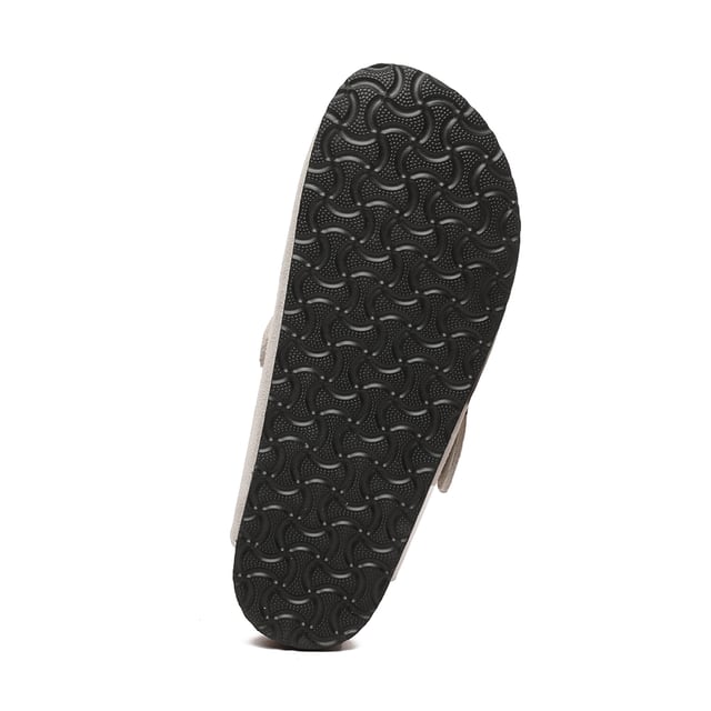 EVER AU Vrouwen Pintail Leren Comfort Klomp Sandalen - Taupe Suede De Pintail Slides voor dames geven elke outfit een chique touch. Ze zijn zorgvuldig gemaakt van eersteklas geolied nubuckleer, stralen een tijdloze aantrekkingskracht uit en zijn bedoeld om na verloop van tijd een unieke, geliefde uitstraling te ontwikkelen.
Productnr. EAU5004
Omschrijving: - Bovenstuk van leer - Tussenzool van koeienhuid - EVA Zool