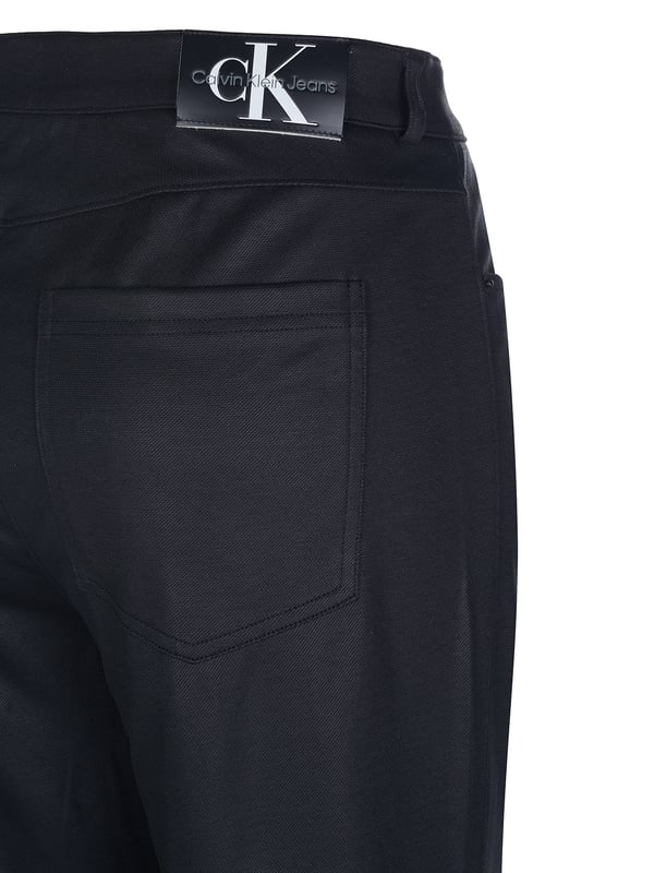 76% poliéster, 20% modal, 4% elastano; pantalones vaqueros Calvin Klein;  Modelo: J20J221925 BEH;  Mano de obra de alta calidad;  Estilo clásico de "5 bolsillos";  Cierre: botón, cremallera;  trabillas para cinturón;  Detalles del logotipo de Calvin Klein Jeans