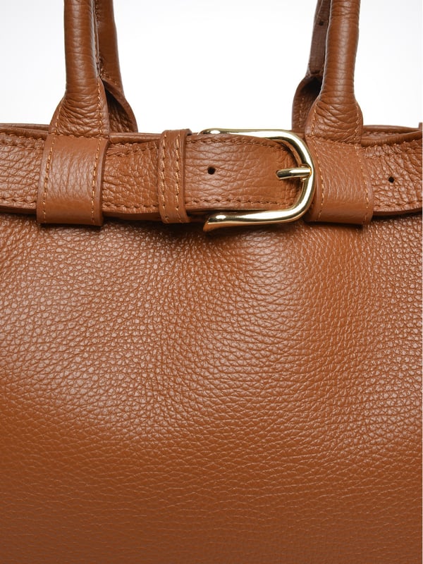 Bolso de mano  
100% cuero de vaca  
Cierre magnético superior  
Bolsillo interno con cremallera  
Dos compartimentos  
Dimensiones: 22x31x10.5 cm  
Asa: 37 cm  
Correa para el hombro: 120 cm