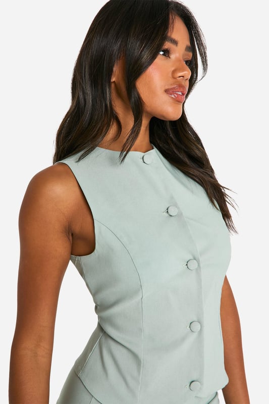 Got plans? We've got the outfit for them. This skirt co-ord set is designed to be worn together for an instant wardrobe upgrade. Going out? You can dress it up - try with a pair of heels for the office or after work drinks. Dress it down for the weekend with some fresh white trainers for a cool, casual look. This two piece skirt & top set is the perfect pairing... not an outfit to cancel plans in.Style: WaistcoatDesign: PlainFabric: BengalineLength: CroppedSleeve Length: Sleeveless
