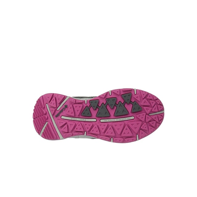Columbia Drainmaker III Kids Grey Shoes: una mezcla de espíritu aventurero y practicidad para su joven explorador. Diseñado con el juego al aire libre y las actividades acuáticas en mente, estos zapatos ofrecen un equilibrio de comodidad, protección y estilo, asegurando que los pies de su hijo estén listos para cualquier aventura que se le presente.

Características clave:

Diseño listo al aire libre: los zapatos grises de DrenseMaker III para niños de Columbia se elaboran para resistir los rigores del juego al aire libre. Ya sea que se trate de caminar, explorar corrientes o correr en el parque, estos zapatos están a la altura del desafío.

Tecnología de secado rápido: los zapatos cuentan con un diseño de secado rápido, que permite que el agua escape fácilmente y ayude a evitar molestias causadas por los pies húmedos. Esto es especialmente útil durante las actividades acuáticas o las lluvias inesperadas.

Construcción transpirable: con una combinación de materiales sintéticos y de malla transpirable, estos zapatos aseguran una ventilación adecuada. Esta característica ayuda a mantener los pies de su hijo frescos y frescos, incluso durante las sesiones de juegos energéticos.

Suella externa de arbitres: la suela exterior de goma duradera está diseñada para proporcionar una excelente tracción en varias superficies. Esta característica agrega una capa adicional de seguridad, lo que permite a su hijo explorar con confianza diferentes terrenos.

Tapa protectora del dedo del pie: para proteger los dedos pequeños de los golpes y las abrasiones, los zapatos están equipados con una tapa protectora del dedo del pie. Esta característica mejora la durabilidad de los zapatos y proporciona protección adicional durante las actividades al aire libre.