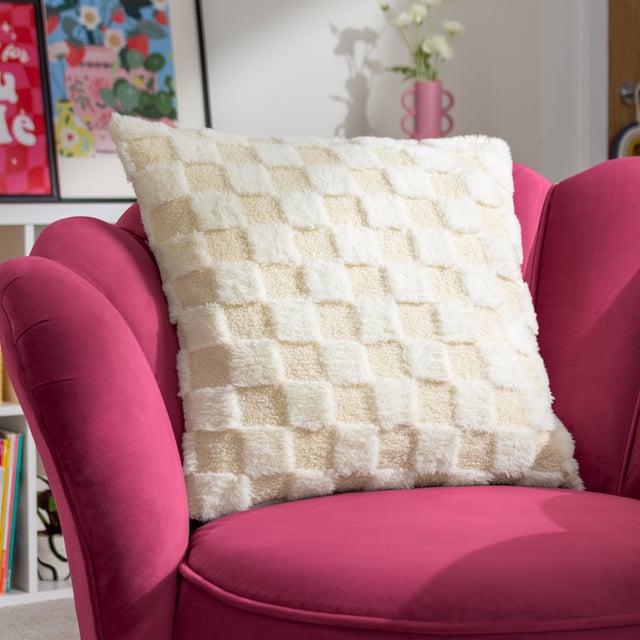 Give your area a bold boost, from dreamy cream for a neutral effect to stunning hues that bring the drama! Check out this fantastic cushion, which comes in a variety of brilliant hues and has a great 3D-type design. This cushion, made of incredibly soft boucle fleece, adds instant charm to your living space.
