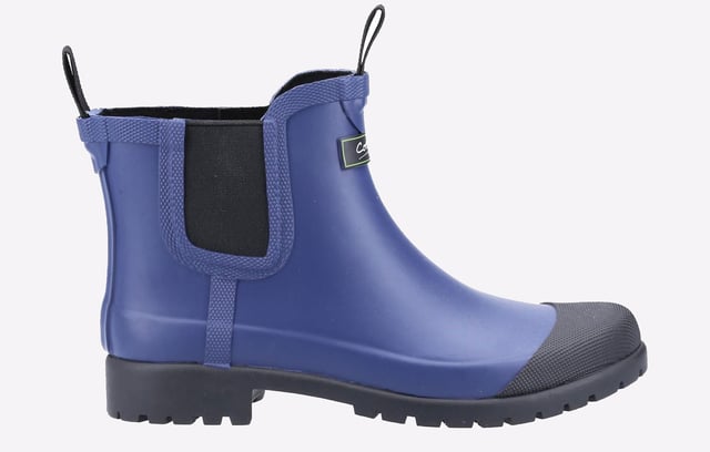 Korte rubberen dames regenlaars van Cotswold Shoes, Blenheim heeft de klassieke Chelsea-look en is niet alleen voor de tuin! Dit model zou er geweldig uitzien onder je spijkerbroek in de stad, het is zeer flexibel met een sterk geprofileerde zool voor grip en duurzaamheid