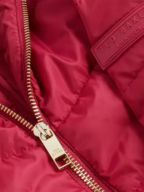 La Chaqueta Acolchada Plegable Renika para Mujer de Ted Baker combina estilo, calidez y comodidad, convirtiéndola en la compañera perfecta para los días fríos. Cuidadosamente confeccionada con la atención al detalle característica de Ted Baker, esta chaqueta no solo te mantiene abrigada con su acolchado aislante, sino que también ofrece una versatilidad inigualable gracias a su función plegable, permitiéndote guardarla en un bolso compacto para un fácil almacenamiento sobre la marcha. El discreto logo de Ted Baker le añade un toque de sofisticación. Además, algunas propiedades resistentes al agua pueden ofrecer protección contra los elementos, garantizando que la chaqueta Renika sea tan práctica como elegante.