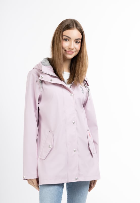 Pour les amoureux de la nature, les cyclistes ou les promeneurs, une veste de pluie est indispensable. Cela tombe bien, myMo a également dans son répertoire une veste qui offre une protection idéale contre la pluie. Le matériau enduit est imperméable au vent et à l'eau et résiste à toutes les conditions météorologiques. La forme légèrement cintrée et de longueur moyenne offre une protection supplémentaire contre la pluie grâce à la large capuche et aux cordons scintillants. La fermeture à boutons-pression au-dessus de la fermeture éclair ainsi que les poches à rabat en biais optimisent également la veste en termes de résistance aux intempéries.